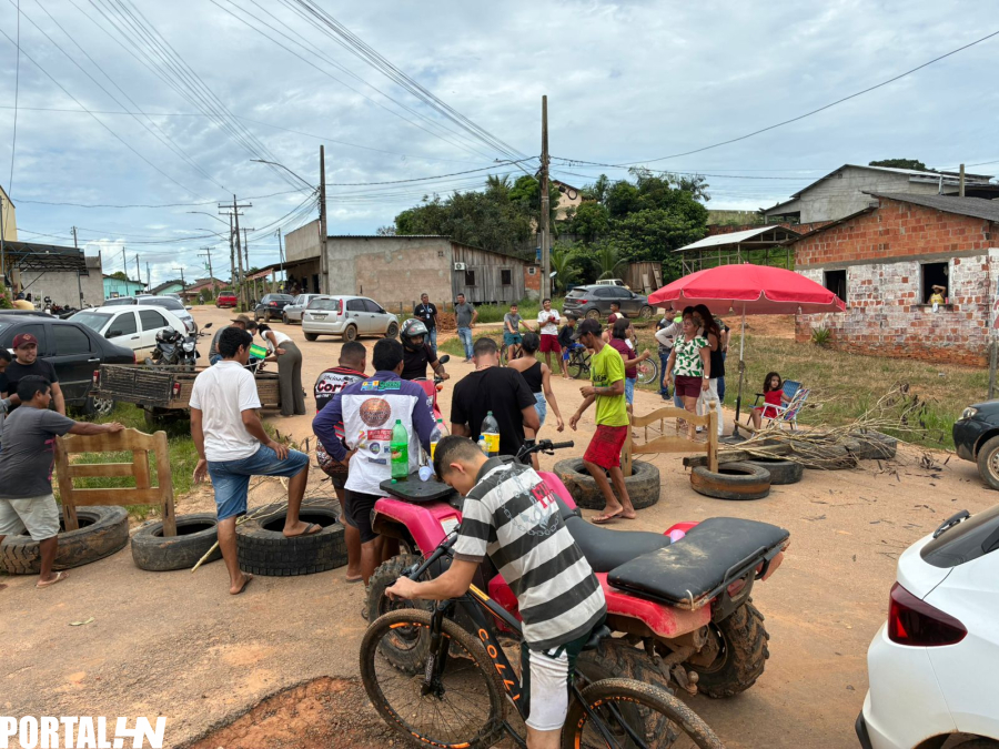 Moradores bloqueiam estrada Xiburema em protesto por melhorias na zona rural de Sena Madureira