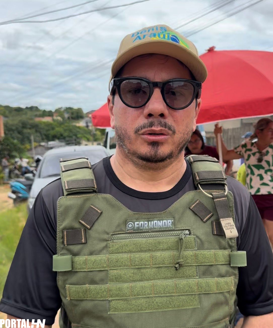 Denis Araújo participa de manifestação usando colete à prova de bala